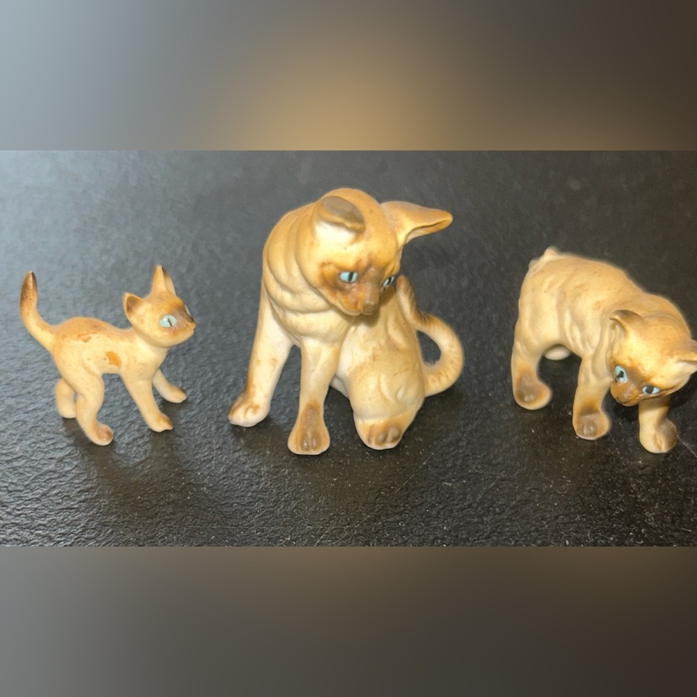 2 Vintage Ceramic Miniature Siamese Cat Figurines Set of 3 Mom Dad Kitten *read